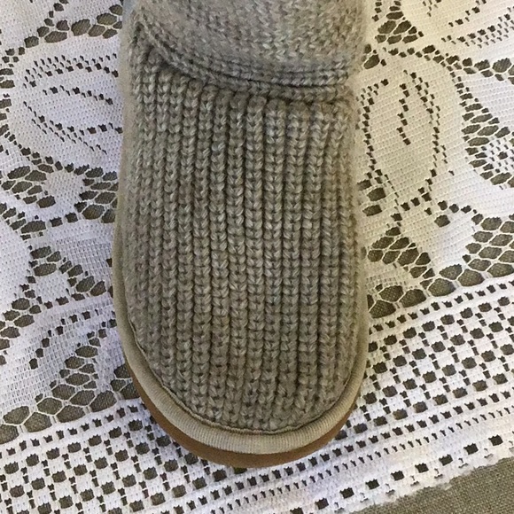UGG knitted boots with 3 wooden buttons, cream/tan with grey heel - Picture 6 of 16